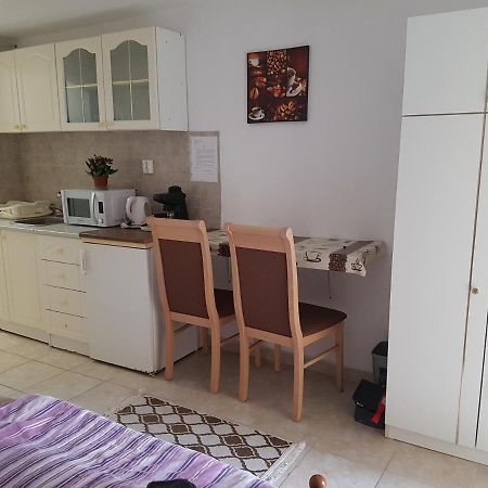 Kriszta Apartmanház Apartamento Balatonlelle Exterior foto