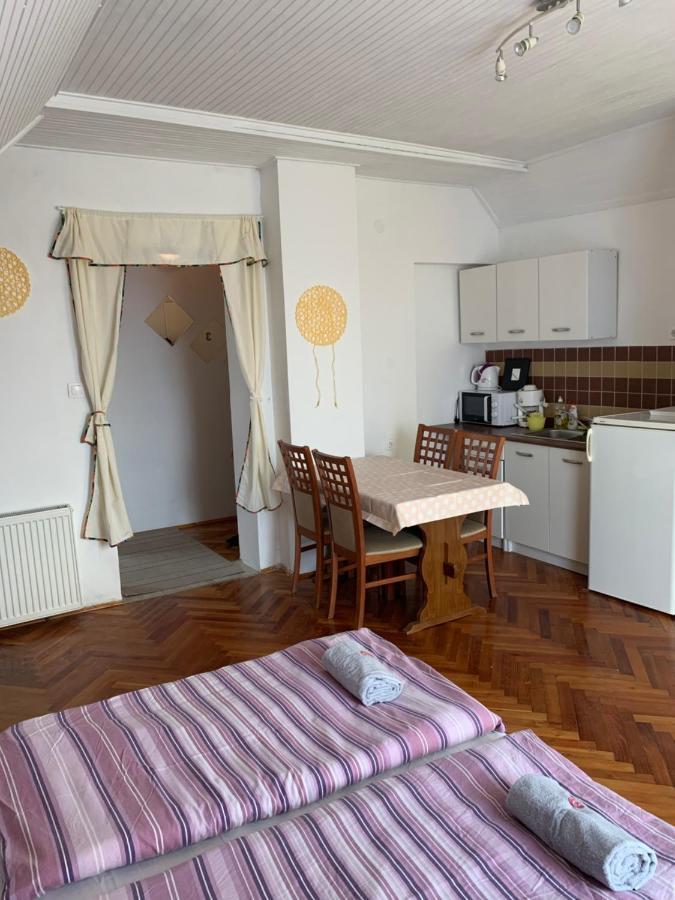 Kriszta Apartmanház Apartamento Balatonlelle Exterior foto