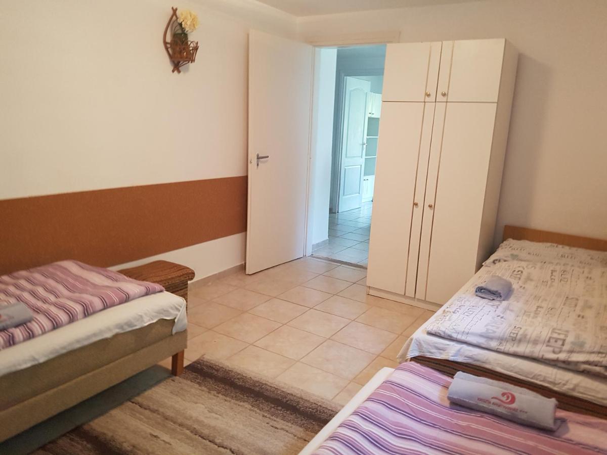 Kriszta Apartmanház Apartamento Balatonlelle Exterior foto