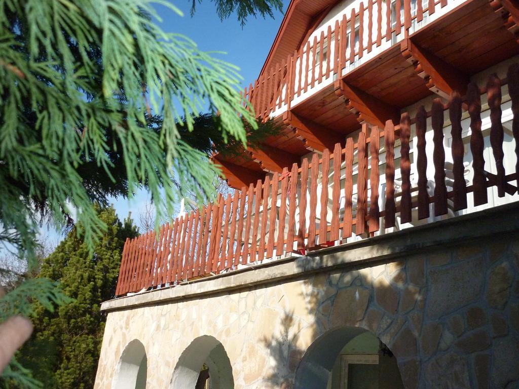 Kriszta Apartmanház Apartamento Balatonlelle Exterior foto