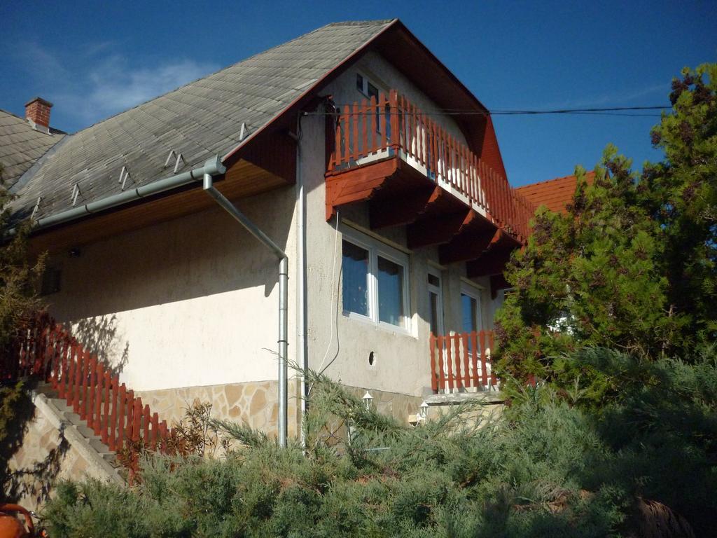 Kriszta Apartmanház Apartamento Balatonlelle Exterior foto