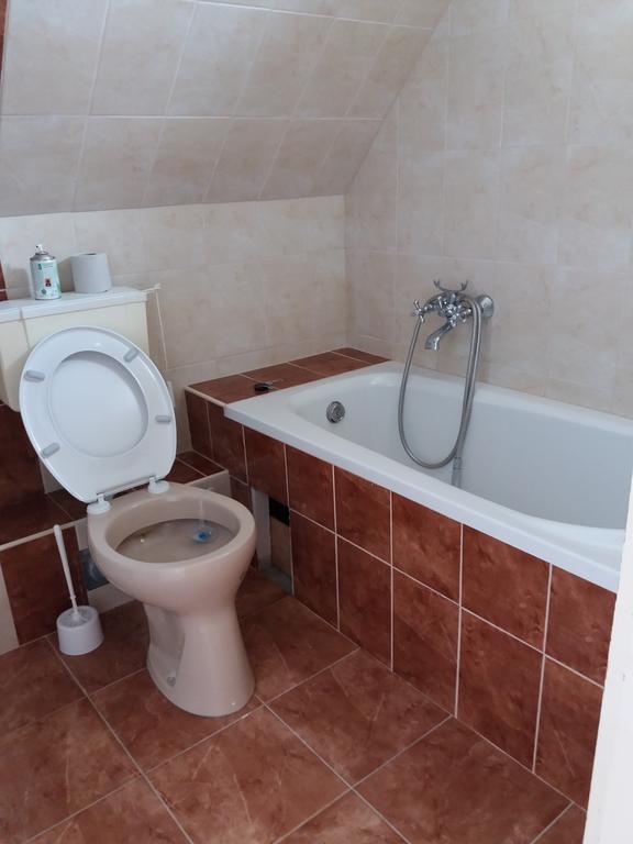 Kriszta Apartmanház Apartamento Balatonlelle Exterior foto