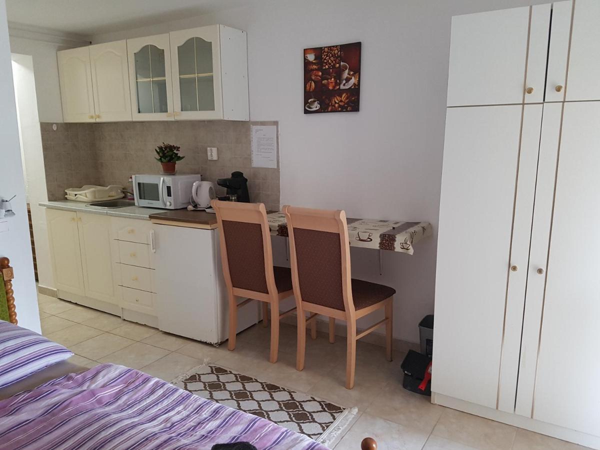 Kriszta Apartmanház Apartamento Balatonlelle Exterior foto